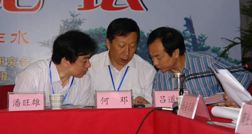 會(huì)場(chǎng)掠影：與會(huì)人員相互交流經(jīng)驗(yàn)