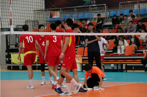 記錄、擦地、撿球......U19賽場上這群商洛年輕人很忙