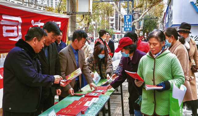 商洛市開展“12·4”國(guó)家憲法日暨“憲法宣傳周”集中宣傳活動(dòng)