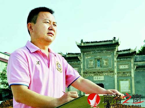 王闊在丹鳳船幫會(huì)館前寫生