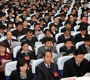 人大代表、政協(xié)委員認真聽取市人大常委會工作報告和兩院工作報告