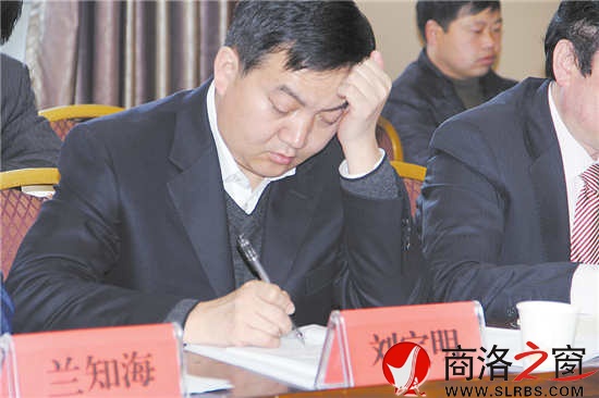 代表認(rèn)真研讀政府工作報(bào)告，反復(fù)推敲發(fā)言稿。        （記者 李 亮 攝）