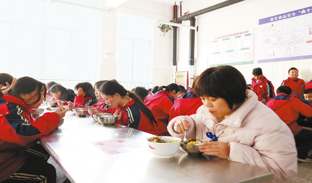 陽光校餐，守護學(xué)生“舌尖上的幸?！?>
        <div   id=