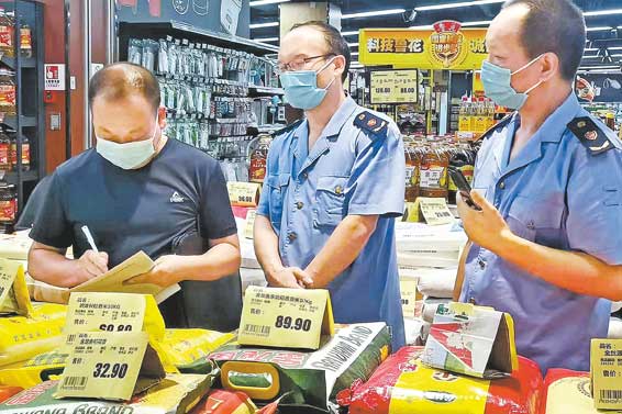 商南縣市場監(jiān)督管理局指導(dǎo)生活物資保障企業(yè)、應(yīng)急藥品保供藥店價(jià)格自律