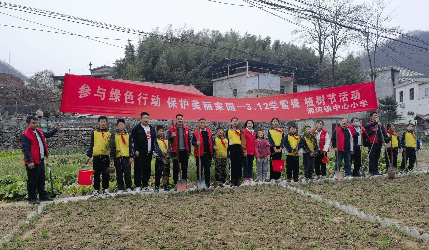 愛(ài)心企業(yè)為湘河鎮(zhèn)中心小學(xué)捐贈(zèng)辦公文化用品