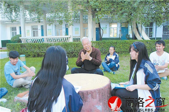 今年高考前夕，呂清太老師來到商南高級中學(xué)對參加高考的學(xué)生進行心里輔導(dǎo)。